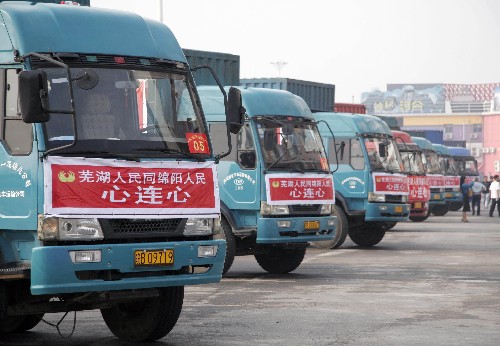 5月24日,運送救災(zāi)物資的車輛準備啟程。 當(dāng)日,安徽省蕪湖市緊急采購的帳篷、棉被、服裝、藥品等價值300萬元、重約150噸的救災(zāi)物資從安徽蕪湖啟運,運往四川綿陽地震災(zāi)區(qū)。 新華社發(fā)