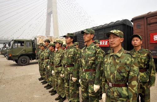 6月9日,解放軍某部官兵在濟(jì)南火車貨運(yùn)站集結(jié),準(zhǔn)備裝載援川物資。當(dāng)日,濟(jì)南市緊急籌備的1000套援川活動板房內(nèi)部生活配套設(shè)施被裝上專列,啟程運(yùn)往四川北川縣擂鼓鎮(zhèn)。截至6月8日,濟(jì)南市已累計(jì)生產(chǎn)活動板房2466套,運(yùn)往災(zāi)區(qū)1908套,并與30家企業(yè)建立固定供貨關(guān)系,為建成板房配置生活設(shè)施。 新華社記者 朱崢 攝