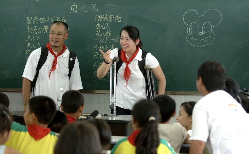 6月9日,奧運(yùn)體操冠軍李寧(左)和奧運(yùn)火炬手金晶(右)在四川綿陽八一帳篷學(xué)校與學(xué)生們開展聯(lián)誼活動。 當(dāng)日,奧運(yùn)射擊冠軍楊凌、體操冠軍李寧、劉璇和奧運(yùn)火炬手金晶等隨中華健康快車基金會愛心活動團(tuán),來到四川省綿陽市八一帳篷學(xué)校和北川中學(xué),慰問災(zāi)區(qū)學(xué)生,并與他們開展聯(lián)誼活動。 新華社記者趙穎全攝