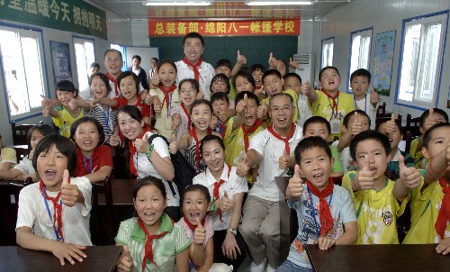 6月9日,楊凌、李寧、劉璇、金晶和四川綿陽八一帳篷學(xué)校的學(xué)生合影。 當(dāng)日,奧運(yùn)射擊冠軍楊凌、體操冠軍李寧、劉璇和奧運(yùn)火炬手金晶等隨中華健康快車基金會愛心活動團(tuán),來到四川省綿陽市八一帳篷學(xué)校和北川中學(xué),慰問災(zāi)區(qū)學(xué)生,并與他們開展聯(lián)誼活動。 新華社記者趙穎全攝