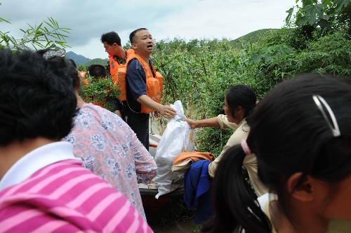 6月13日,救援人員將食品送到永??h永福鎮(zhèn)樟峽村受困群眾手中。6月11日至13日,廣西永福縣普降特大暴雨,降雨量高達(dá)346.3毫米,造成縣城的東河和西河水位持續(xù)上漲,其中西河水位最高達(dá)到143.45米,超過(guò)警戒水位5.45米。災(zāi)情發(fā)生后,永??h迅速啟動(dòng)應(yīng)急預(yù)案Ⅱ級(jí)響應(yīng),奮力防汛抗災(zāi),并全力轉(zhuǎn)移被洪水圍困的4900多名群眾。 新華社記者 陳瑞華 攝