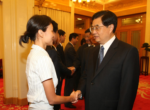 6月14日,黨和國家領(lǐng)導(dǎo)人胡錦濤、李長春、習(xí)近平在北京中南海懷仁堂同團中央新一屆領(lǐng)導(dǎo)班子成員和團十六大部分代表座談。會前,胡錦濤總書記親切勉勵四川北川羌族自治縣團委書記馬曉燕,要帶領(lǐng)災(zāi)區(qū)廣大團員青年,在恢復(fù)重建中繼續(xù)發(fā)揮生力軍和突擊隊作用。 新華社發(fā)