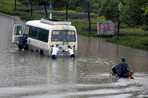 6月18日,江西鷹潭再遭暴雨襲擊,強(qiáng)降雨造成部分道路被淹。 17日8時至18日8時,江西部分地區(qū)下了中到大雨,局部大暴雨,主雨區(qū)在贛南。江西省要求全省各地必須按照防汛三級應(yīng)急響應(yīng)要求,繼續(xù)做好各項防汛工作。 新華社發(fā)(胡南 攝)