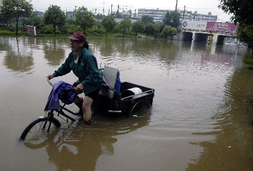 6月18日,江西鷹潭再遭暴雨襲擊,強(qiáng)降雨造成部分道路被淹。 17日8時至18日8時,江西部分地區(qū)下了中到大雨,局部大暴雨,主雨區(qū)在贛南。江西省要求全省各地必須按照防汛三級應(yīng)急響應(yīng)要求,繼續(xù)做好各項防汛工作。 新華社發(fā)(胡南 攝)