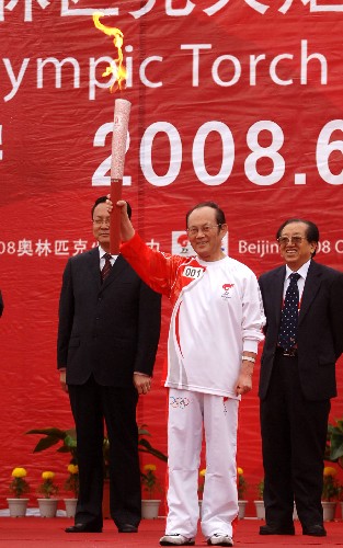 奧運(yùn)圣火在西寧傳遞 6月24日,第一棒火炬手、中國(guó)工程院院士吳天一(塔吉克族)在起跑儀式上展示火炬。當(dāng)日,北京奧運(yùn)會(huì)圣火在西寧傳遞。 新華社記者嘎瑪攝