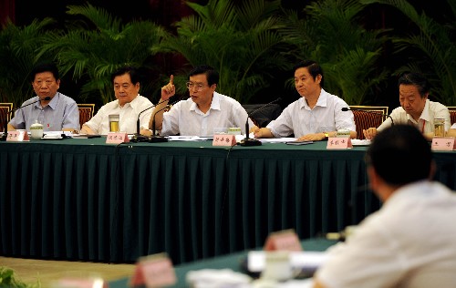 6月30日,中共中央政治局委員、國務院副總理張德江在四川成都主持召開“地震災區(qū)恢復工業(yè)生產(chǎn)和擴大就業(yè)座談會”并講話。 新華社記者 張維革 攝