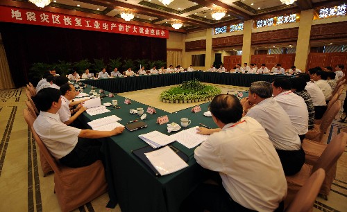 6月30日,中共中央政治局委員、國務院副總理張德江在四川成都主持召開“地震災區(qū)恢復工業(yè)生產(chǎn)和擴大就業(yè)座談會”并講話。 新華社記者 張維革 攝