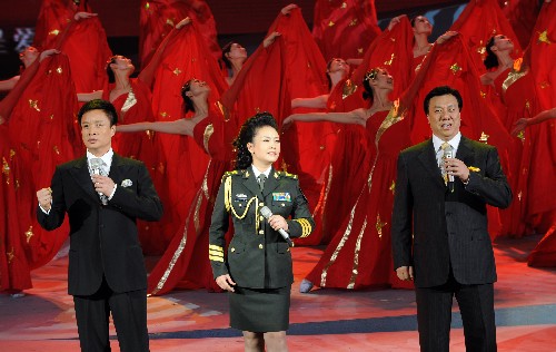 6月30日,由中組部、中宣部、解放軍總政治部聯(lián)合舉辦的《向祖國報(bào)告》---迎“七一”暨抗震救災(zāi)文藝晚會(huì)在北京舉行。這是彭麗媛、閻維文和劉斌演唱《信念永恒》。 新華社記者 黃敬文 攝