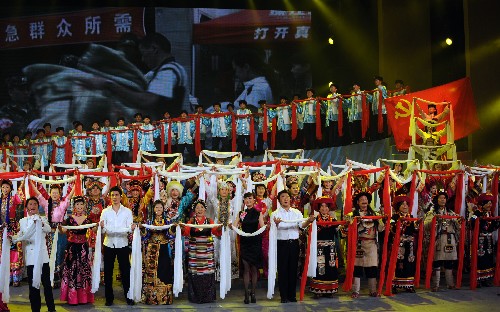 6月30日,由中組部、中宣部、解放軍總政治部聯(lián)合舉辦的《向祖國報(bào)告》---迎“七一”暨抗震救災(zāi)文藝晚會(huì)在北京舉行。這是才旦卓瑪?shù)妊莩觥对俪礁杞o黨聽》。 新華社記者黃敬文攝