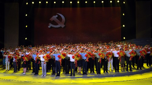 6月30日,由中組部、中宣部、解放軍總政治部聯(lián)合舉辦的《向祖國報(bào)告》---迎“七一”暨抗震救災(zāi)文藝晚會(huì)在北京舉行。這是抗震英模在宣誓。 新華社記者黃敬文攝