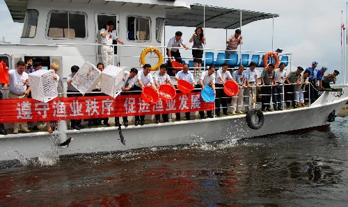 7月9日,在中俄界河黑龍江黑河段舉行的魚苗放流活動現(xiàn)場,出席活動的來賓向黑龍江放流魚苗、魚種。 當(dāng)日,2008年中俄邊境水域漁業(yè)資源增殖放流活動在中俄界河黑龍江黑河段舉行,15萬尾鱘鰉魚苗和100萬尾黑龍江野鯉魚苗放流黑龍江。 新華社發(fā)(邱齊龍 攝)