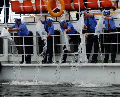 7月9日,在中俄界河黑龍江黑河段舉行的魚苗放流活動現(xiàn)場,水產(chǎn)部門的工作人員向黑龍江放流魚苗。 當(dāng)日,2008年中俄邊境水域漁業(yè)資源增殖放流活動在中俄界河黑龍江黑河段舉行,15萬尾鱘鰉魚苗和100萬尾黑龍江野鯉魚苗放流黑龍江。 新華社發(fā)(邱齊龍 攝)