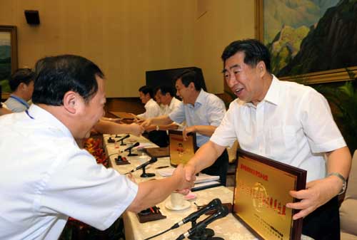 7月8日,國務(wù)院在北京召開第二次全國農(nóng)業(yè)普查工作總結(jié)會(huì)議,研究普查成果的開發(fā)利用和加強(qiáng)農(nóng)村統(tǒng)計(jì)調(diào)查工作。中共中央政治局委員、國務(wù)院副總理、第二次全國農(nóng)業(yè)普查領(lǐng)導(dǎo)小組組長回良玉出席會(huì)議并講話。這是回良玉為在普查工作中表現(xiàn)突出的先進(jìn)集體和先進(jìn)個(gè)人頒獎(jiǎng)。 新華社記者 饒愛民 攝