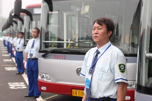 7月11日,北京公交公司的司乘人員在剛剛領(lǐng)到的鋰離子電池純電動(dòng)客車前列隊(duì)待發(fā)。 當(dāng)日,近500輛奧運(yùn)節(jié)能與新能源汽車交付使用,其中包括純電動(dòng)客車、混合動(dòng)力轎車、燃料電池客車和純電動(dòng)場地車,將在北京奧運(yùn)會(huì)和殘奧會(huì)期間進(jìn)行示范運(yùn)行。 新華社記者 孫聞 攝
