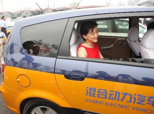 7月11日,奧運(yùn)新能源汽車示范應(yīng)用形象大使楊瀾正在試乘一輛混合動(dòng)力出租車。 當(dāng)日,近500輛奧運(yùn)節(jié)能與新能源汽車交付使用,其中包括純電動(dòng)客車、混合動(dòng)力轎車、燃料電池客車和純電動(dòng)場地車,將在北京奧運(yùn)會(huì)和殘奧會(huì)期間進(jìn)行示范運(yùn)行。 新華社記者孫聞攝