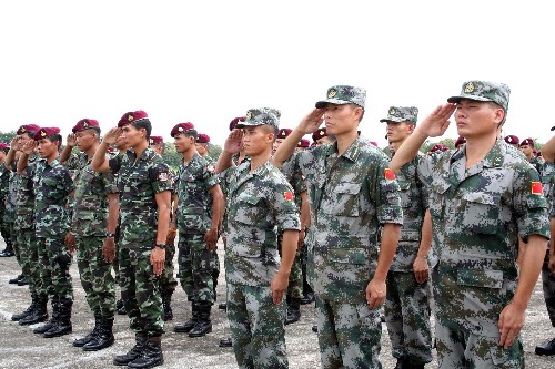7月11日,在泰國清邁府,參加中國和泰國陸軍特種作戰(zhàn)反恐聯(lián)合訓(xùn)練的官兵在開訓(xùn)儀式上接受檢閱。當(dāng)天,代號為“突擊-2008”的中國和泰國陸軍特種作戰(zhàn)反恐聯(lián)合訓(xùn)練在清邁府拉開序幕。這是中國首次派出部隊(duì)到國外進(jìn)行時間較長、混編混訓(xùn)的聯(lián)合訓(xùn)練。 新華社記者 張秋來 攝