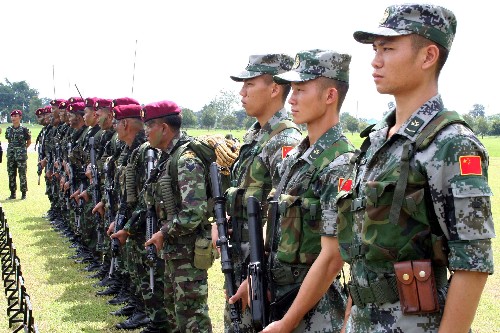 7月11日,參加中國和泰國陸軍特種作戰(zhàn)反恐聯(lián)合訓(xùn)練的官兵全副武裝在泰國清邁府接受檢閱。當(dāng)天,代號為“突擊-2008”的中國和泰國陸軍特種作戰(zhàn)反恐聯(lián)合訓(xùn)練在清邁府拉開序幕。這是中國首次派出部隊(duì)到國外進(jìn)行時間較長、混編混訓(xùn)的聯(lián)合訓(xùn)練。 新華社記者 張秋來 攝