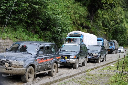 9月2日,一隊(duì)車輛在川藏公路102道班段等待后通過。 新華社記者 姜帆 攝