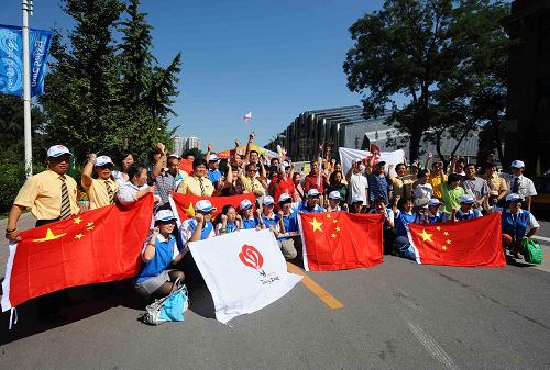9月12日,社會(huì)志愿者和殘疾人朋友在中國(guó)農(nóng)業(yè)大學(xué)體育館外合影。新華社記者 羅曉光 攝