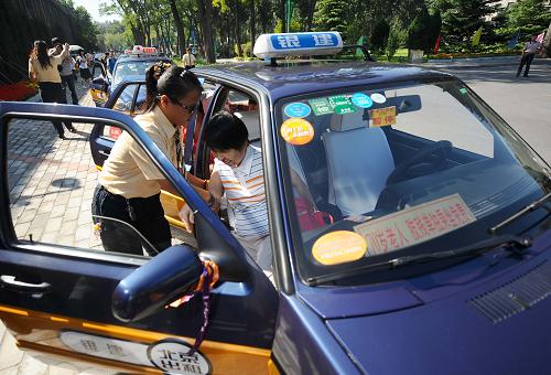 9月12日,一名社會(huì)志愿者把盲人朋友送到中國(guó)農(nóng)業(yè)大學(xué)體育館后攙扶盲人朋友下車(chē)。新華社記者 羅曉光 攝