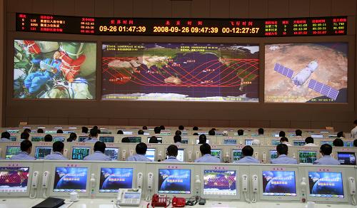 9月26日,科研人員在北京航天飛行控制中心對神舟七號進行飛行控制。25日發(fā)射成功的神舟七號載人飛船運行正常。新華社記者 查春明 攝