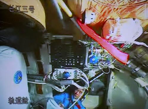 航天員進(jìn)行艙外航天服組裝與測試 9月26日,航天員劉伯明在神舟七號飛船軌道艙內(nèi)進(jìn)行艙外航天服組裝與測試(攝于北京航天飛行控制中心大屏幕)。 9月26日10時20分,航天員翟志剛和劉伯明開始在神舟七號飛船軌道艙進(jìn)行軌道艙狀態(tài)檢查和艙外航天服的組裝與測試等工作。 新華社記者 查春明 攝