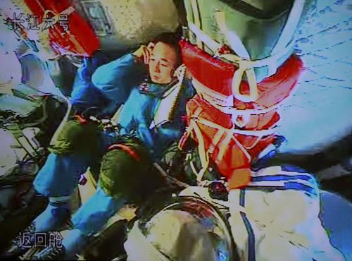 9月26日,航天員景海鵬在神舟七號載人飛船返回艙內(nèi)與北京航天飛行控制中心通話(攝于北京航天飛行控制中心大屏幕)。25日發(fā)射成功的神舟七號載人飛船運行正常。 新華社記者 查春明 攝