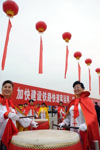11月8日,天津至秦皇島鐵路客運(yùn)專線開工動(dòng)員大會(huì)在天津市濱海新區(qū)舉行。津秦鐵路客運(yùn)專線正線全長261公里,設(shè)計(jì)時(shí)速350公里,單向輸送能力每年8000萬人次。津秦鐵路客運(yùn)專線北連秦沈客運(yùn)專線,西連京津城際鐵路,南接在建的京滬高速鐵路,建成后可以形成貫通東北與華北、華東、中南地區(qū)快速客運(yùn)通道。新華社記者 王曄彪 攝