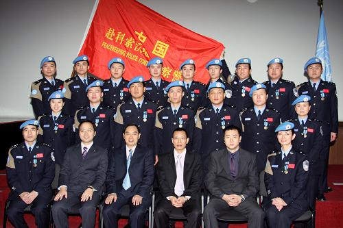 11月16日,中國(guó)駐科索沃維和警隊(duì)的18名警察在普里什蒂納獲得聯(lián)合國(guó)維和勛章后,與中國(guó)赴科索沃維和警察慰問團(tuán)合影。當(dāng)日,中國(guó)第五批駐科索沃維和警察榮獲聯(lián)合國(guó)維和勛章的授勛儀式在科首府普里什蒂納舉行。第五批中國(guó)維和警察于2008年3月11日抵達(dá)普里什蒂納,執(zhí)行聯(lián)合國(guó)為期一年的維和任務(wù)。這支警隊(duì)是四川省公安廳受中國(guó)公安部委托單獨(dú)組建的。新華社記者 連國(guó)輝 攝