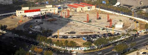11月29日拍攝的上海中心大廈工地圓形地基。 當日,設計總高度達632米的上海中心大廈正式開工,它將超過492米的上海環(huán)球金融中心,是目前國內(nèi)規(guī)劃中的第一高樓。“上海中心”總投入將達148億元,預計將在2014年竣工交付使用。 新華社發(fā)