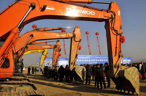 中石油投資80億在京建石油科技創(chuàng)新基地 這是11月30日拍攝的中國石油科技創(chuàng)新基地奠基儀式現(xiàn)場。 當(dāng)日,中國石油科技創(chuàng)新基地在北京昌平新城沙河組團(tuán)西北部奠基。據(jù)介紹,該科技創(chuàng)新基地占地1400多畝,總投資80億元人民幣,擬入駐中國石油化工研究院、鉆井工程技術(shù)研究院、北京測井技術(shù)研究中心、中石油(北京)科技開發(fā)有限公司等一批石油科研機(jī)構(gòu),將逐步建成集科技創(chuàng)新、研究試驗(yàn)、產(chǎn)品開發(fā)和機(jī)械制造為一體的石油工程技術(shù)研發(fā)與裝備制造基地。 新華社記者 劉浦泉 攝