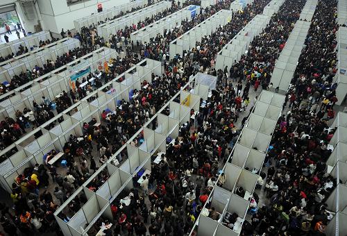 12月14日,重慶2008年冬季大型人才招聘會(huì)在陳家坪展覽中心舉行,本次招聘活動(dòng)共有300多家企業(yè)參加,為應(yīng)聘者提供房地產(chǎn)、汽摩制造、營(yíng)銷等崗位超過(guò)一萬(wàn)個(gè)。新華社記者 周衡義 攝