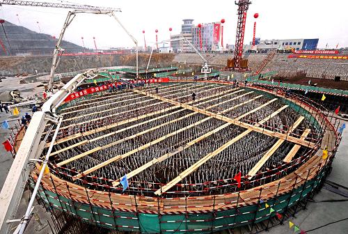 12月26日,秦山核電站兩臺百萬千瓦機組擴建工程施工現(xiàn)場。當日,我國首座國產(chǎn)核電站——秦山核電站兩臺百萬千瓦機組擴建工程方家山核電工程開工。這標志著我國首個核電基地秦山核電基地實現(xiàn)了從30萬千瓦到100萬千瓦核電自主發(fā)展的重大跨越。作為中核集團貫徹國家“保增長、擴內(nèi)需、調(diào)結(jié)構(gòu)”重要舉措的方家山核電工程總投資260億元,采用國際上較成熟先進的二代改進型核電技術(shù),兩臺機組國產(chǎn)化率達到80%以上。根據(jù)計劃,方家山核電工程兩臺機組將分別在2013年和2014年投入商業(yè)運行。屆時,總裝機容量達630萬千瓦的秦山核電基地將成為我國最大的核電基地。新華社記者 譚進 攝