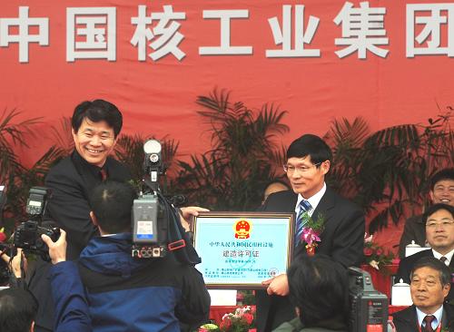 12月26日,國家環(huán)保部核安全管理司司長劉華(左)向秦山核電站兩臺百萬千瓦機組擴建工程業(yè)主——秦山核電公司總經(jīng)理何小劍(右)頒發(fā)擴建工程建造許可證。新華社記者 譚進 攝