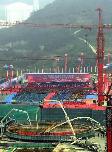 12月26日,秦山核電站兩臺百萬千瓦機組擴建工程施工現(xiàn)場。新華社記者 譚進 攝