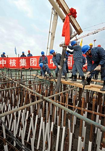 12月26日,秦山核電站兩臺百萬千瓦機組擴建工程施工現(xiàn)場。新華社記者 譚進 攝