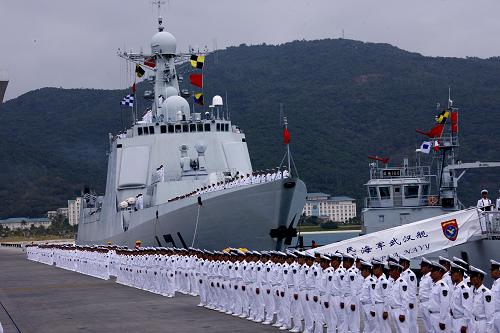 12月26日,海軍出征軍艦在三亞軍港準(zhǔn)備起航。當(dāng)日下午,中國(guó)人民解放軍海軍艦艇編隊(duì)從海南三亞起航,赴亞丁灣、索馬里海域執(zhí)行護(hù)航任務(wù)。護(hù)航編隊(duì)由“武漢”號(hào)和“???#8221;號(hào)導(dǎo)彈驅(qū)逐艦、“微山湖”號(hào)綜合補(bǔ)給艦、兩架艦載直升機(jī)和部分特戰(zhàn)隊(duì)員組成,共800余名官兵。他們的任務(wù)是保護(hù)中國(guó)航經(jīng)亞丁灣、索馬里海域船舶和人員安全,保護(hù)世界糧食計(jì)劃署等國(guó)際組織運(yùn)送人道主義物資船舶的安全。這是我國(guó)首次使用軍事力量赴海外維護(hù)國(guó)家戰(zhàn)略利益,是我軍首次組織海上作戰(zhàn)力量赴海外履行國(guó)際人道主義義務(wù),也是我海軍首次在遠(yuǎn)海保護(hù)重要運(yùn)輸線安全。新華社記者 查春明 攝