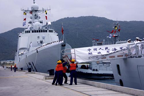 12月26日,海軍出征軍艦在三亞軍港準(zhǔn)備起航。新華社記者 查春明 攝