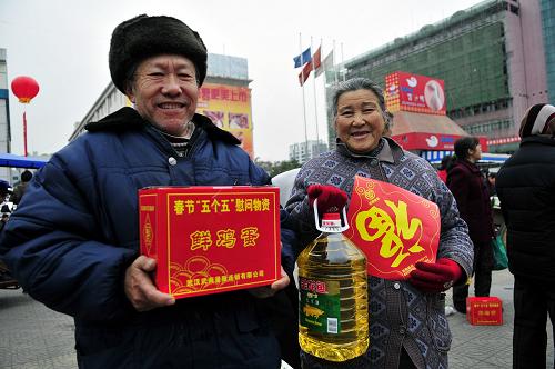 1月12日,湖北宜昌困難群眾領(lǐng)到了由政府發(fā)放的春節(jié)慰問(wèn)物資。當(dāng)日,湖北省宜昌市“5個(gè)5”(50斤大米、5斤油、5斤肉、5斤魚(yú)、5斤蛋)春節(jié)慰問(wèn)物資發(fā)放工作啟動(dòng),全市將有25萬(wàn)余名困難群眾領(lǐng)到這份“春節(jié)大禮包”。新華社發(fā)(黃翔 攝)