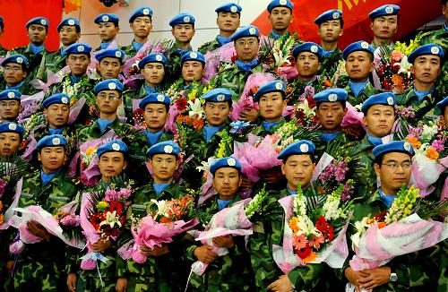 1月12日,經(jīng)過15個小時的飛行,中國參與聯(lián)合國/非盟蘇丹達(dá)爾富爾“混合行動”維和部隊第一梯隊共160人凱旋,抵達(dá)鄭州新鄭國際機場。第二批155人將于1月20日回到中國。這是凱旋的維和部隊官兵在回國歡迎儀式上。 新華社記者 朱祥 攝