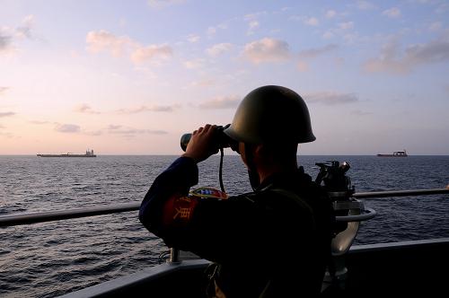 1月12日,在中國海軍護(hù)航編隊(duì)的亞丁灣護(hù)航行動(dòng)中,一名戰(zhàn)士在“武漢”艦上執(zhí)勤。新華社發(fā)(錢曉虎攝)