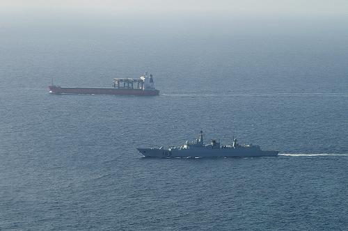 1月12日,在中國(guó)海軍護(hù)航編隊(duì)的亞丁灣護(hù)航行動(dòng)中,“武漢”艦(右)在護(hù)航。新華社發(fā)(錢曉虎攝)