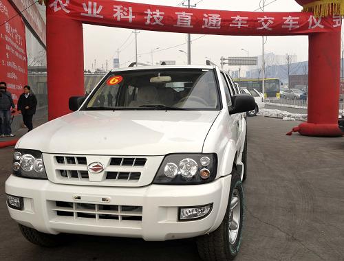 1月14日,一輛農(nóng)業(yè)科技直通車(chē)緩緩駛出。新華社記者 趙戈 攝