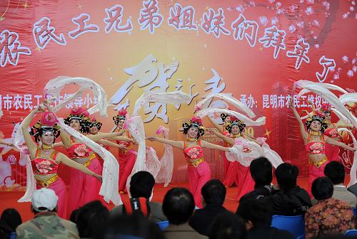 1月16日,由昆明市總工會(huì)組織的文藝表演隊(duì)在市南壩人力資源市場為農(nóng)民工們表演節(jié)目。春節(jié)前夕,昆明市總工會(huì)等部門開展“送溫暖”惠民行動(dòng),為當(dāng)?shù)氐霓r(nóng)民工群眾進(jìn)行法制宣傳,向他們講解《勞動(dòng)爭議仲裁法》、《勞動(dòng)合同法》等法律法規(guī),對農(nóng)民工咨詢的疑難問題進(jìn)行及時(shí)解答,并帶來了精彩的文藝表演,受到農(nóng)民工群眾的熱烈歡迎。新華社記者 藺以光 攝