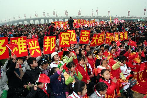 1月15日,四川綿竹受災(zāi)群眾在觀看慰問演出。當(dāng)日,中國文聯(lián)“送歡樂 下基層”慰問演出團(tuán)奔赴四川綿竹、北川等極重災(zāi)區(qū),為災(zāi)區(qū)人民獻(xiàn)上精心準(zhǔn)備的文藝節(jié)目。新華社記者 周寧 攝