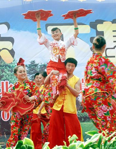 1月15日,演員在北川縣為受災(zāi)群眾表演舞蹈《北川的愛》。新華社記者 周寧 攝