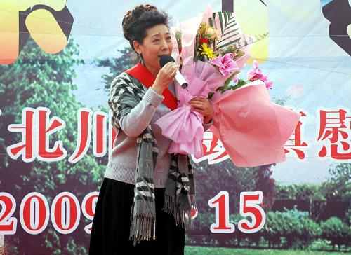 1月15日,歌唱家關(guān)牧村在北川縣為受災(zāi)群眾演唱歌曲《吐魯番的葡萄熟了》。 當(dāng)日,中國文聯(lián)“送歡樂 下基層”慰問演出團(tuán)奔赴四川綿竹、北川等極重災(zāi)區(qū),為災(zāi)區(qū)人民獻(xiàn)上精心準(zhǔn)備的文藝節(jié)目。 新華社記者 周寧 攝