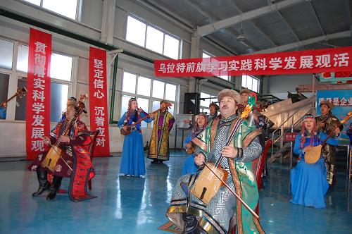 1月19日,內蒙古烏拉特前旗烏蘭牧騎演員為群眾表演文藝節(jié)目。新疆、貴州、內蒙古、青海、寧夏等省區(qū)在深入開展學習實踐科學發(fā)展觀活動中,堅持以人為本,春節(jié)期間組織各有關部門深入基層,為少數(shù)民族群眾低收入家庭和困難群眾送溫暖、解決實際困難。新華社發(fā)