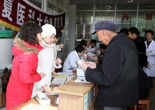 1月21日,寧夏醫(yī)科大學附屬醫(yī)院的醫(yī)護人員為寧夏鹽池縣的農(nóng)民提供健康咨詢服務。新華社發(fā)