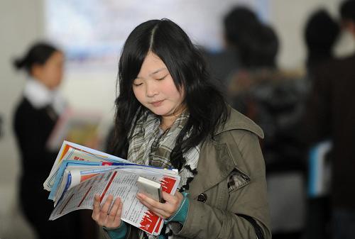 3月14日,一位求職者在查看求職材料。新華社記者李尕 攝